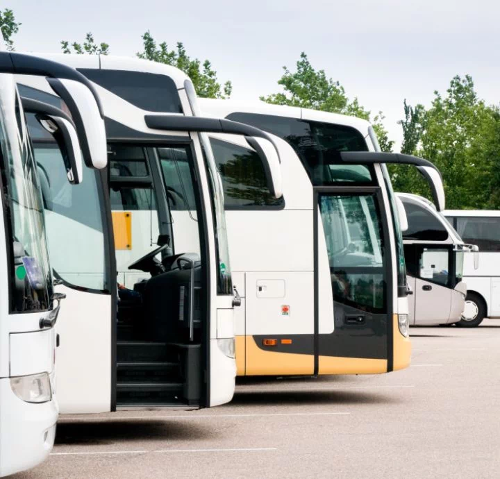 stojące na parkingu autokary