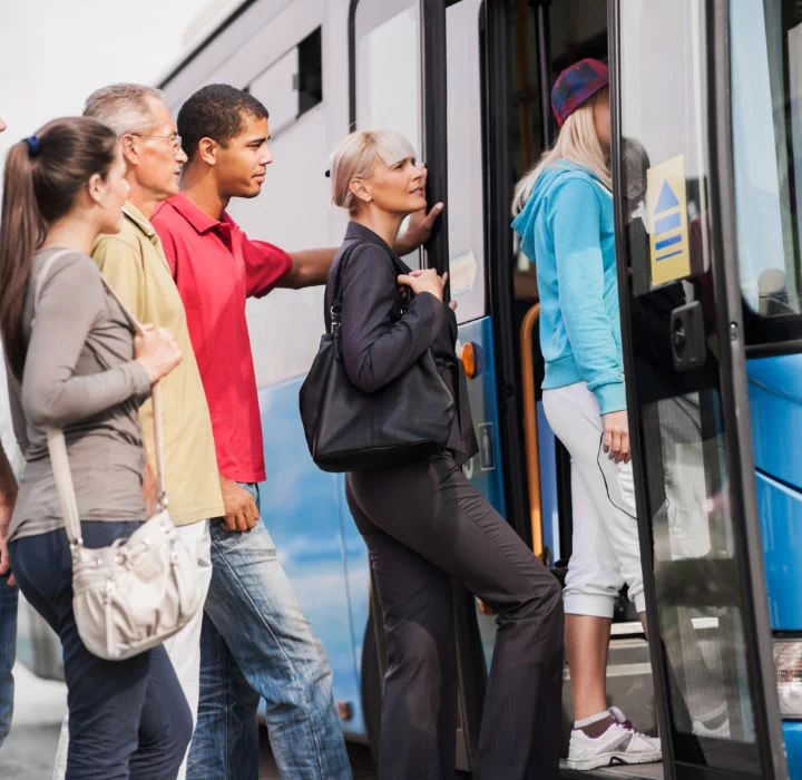 ludzie wsiadający do autobusu